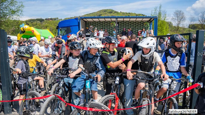 Kinder warten auf die Bikepark-Eröffnung
