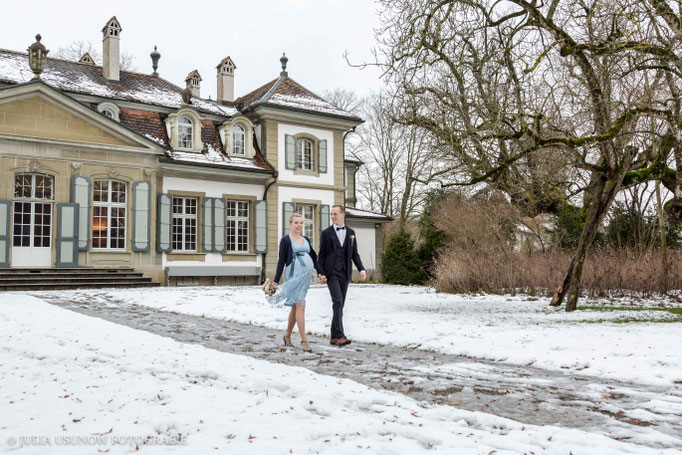 Brautpaar läuft durch den Schnee im Winter am Schloss Bümpliz in Bern