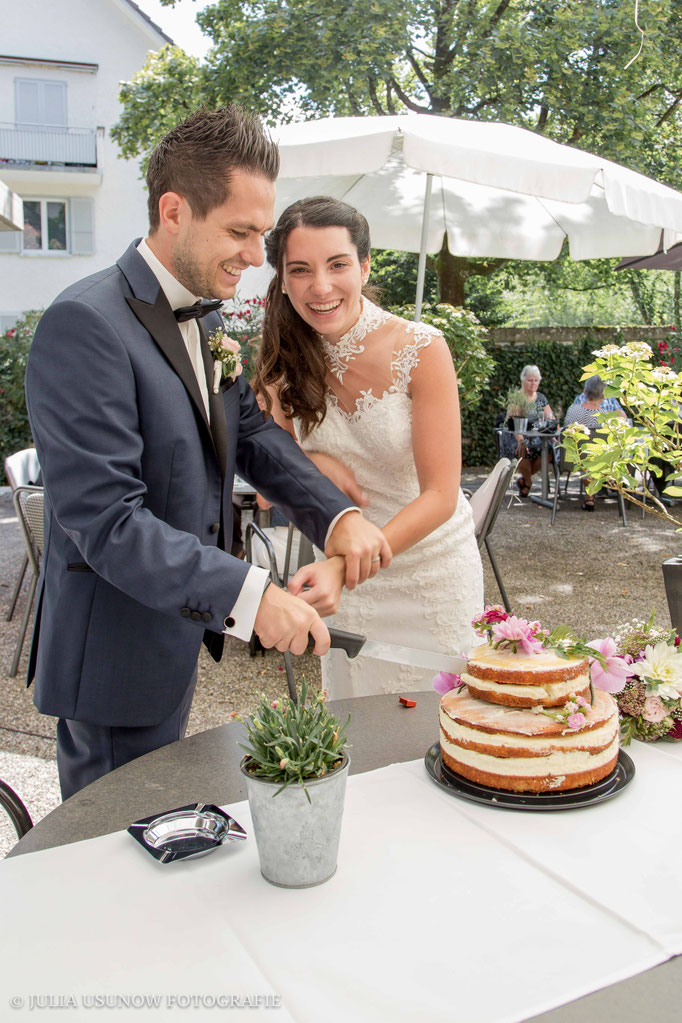 Brautpaar schneidet Hochzeitstorte an / Apero im Schloss Bümpliz
