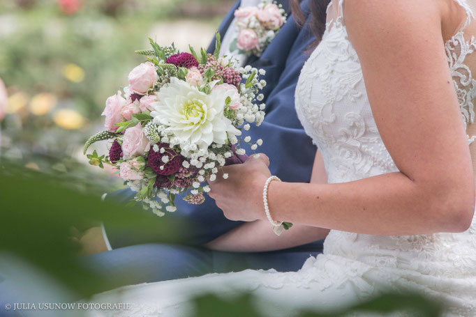 Detailaufnahmen an der Hochzeit, Hände mit Brautstrauss