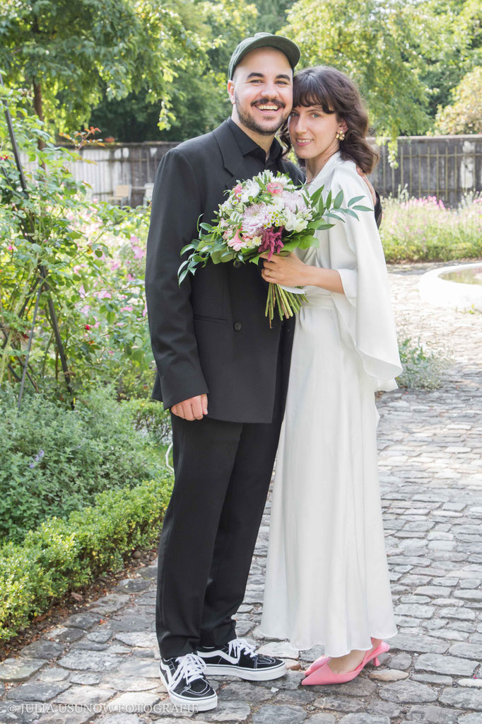 Hochzeitsfoto - Brautpaar im Rosengarten vom Schloss