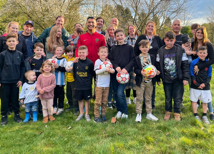 Mannschaftsfoto nach dem Fußball-Mini-Turnier beim Kindergeburtstag mit Saki.