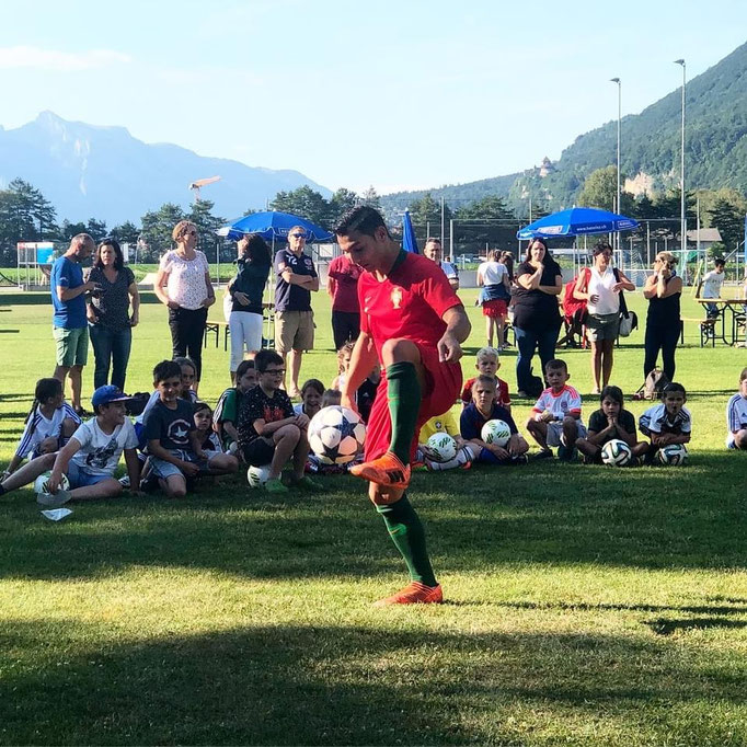 Fußball-Tricks lernen beim Kindergeburtstag im Verein unter Profi-Anleitung.