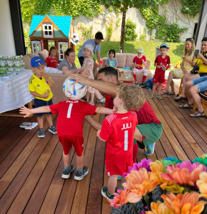 Fußball-Kindergeburtstag Idee: Saki bringt professionelle Fußball-Artistik zu jedem Ort.