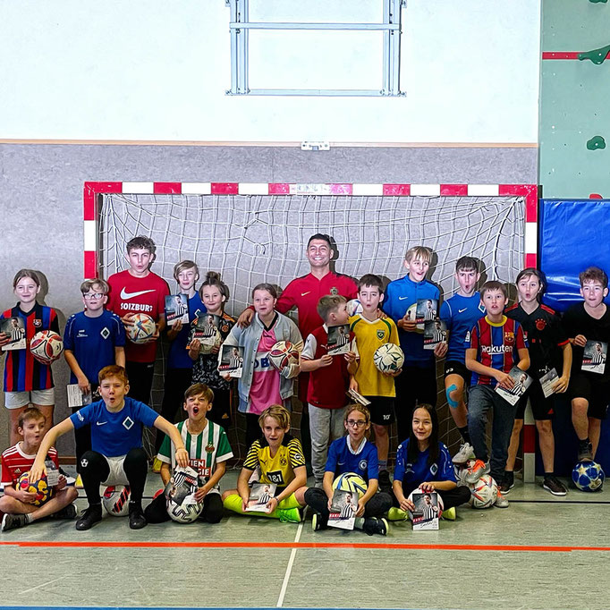 Fußball-Geburtstag in der Sporthalle mit aktivem Workshop-Programm für Kinder.