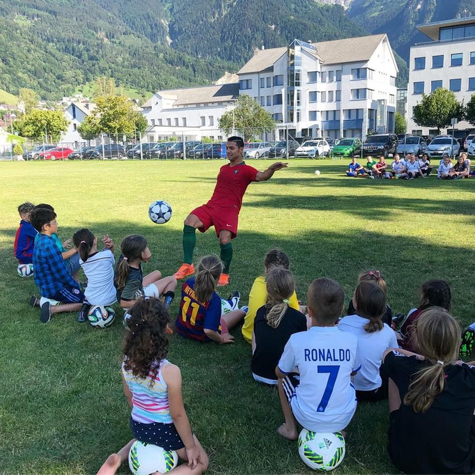 Fußballshow auf einem öffentlichen Sportplatz beim Kindergeburtstag mit Freestyler Saki.