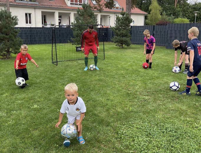 Fußball-Kindergeburtstag für Kleinkinder im Garten: Spielerisches Training für jedes Alter.