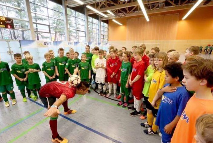 Fußballturnier beim Kindergeburtstag: Mannschaften im Wettkampf mit viel Freude und Siegerjubel.