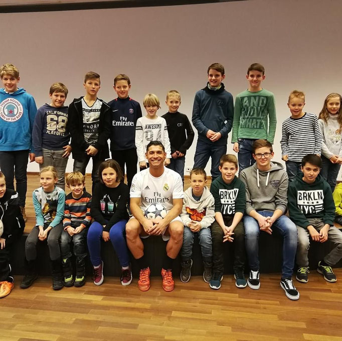 Fußball-Kindergeburtstag Programm: Saki liefert Show, Workshop und Autogramme.