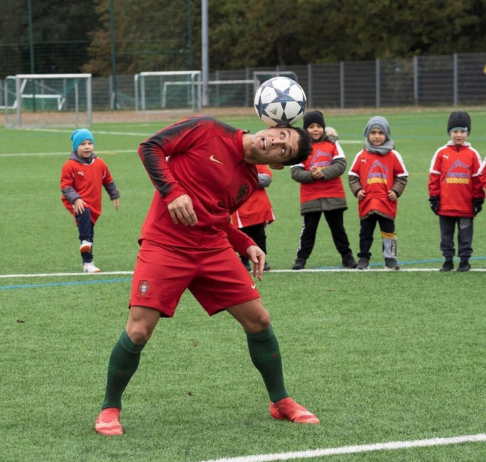 Actionreicher Start der Fußballparty auf dem Spielfeld mit Fokus auf Teamgeist und Sport.