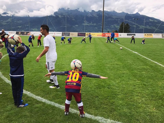 Kindergeburtstag Fußball-Motto: Saki animiert die Gäste mit seiner Ballkunst.