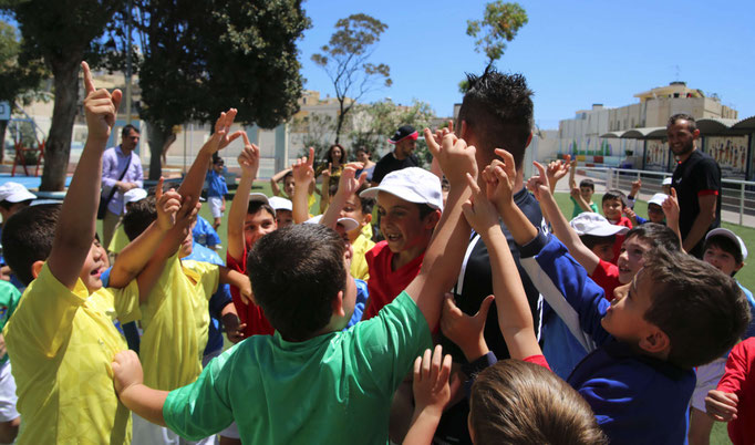 Fußball Kindergeburtstag mit Teamspielen und jubelnden Kindern