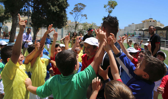 Jubelnde Kinder beim Fußball-Kindergeburtstag: Teamspiele sorgen für Begeisterung.