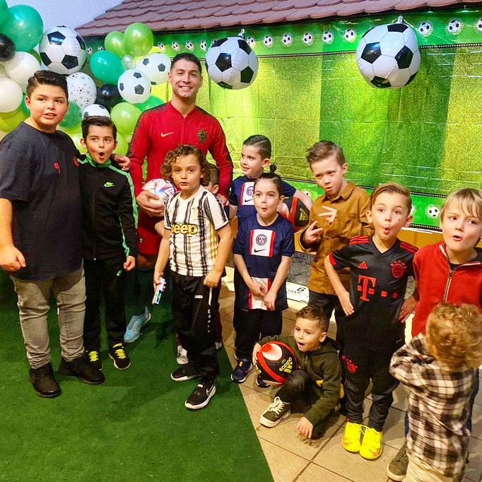 Jubelnde Kinder beim Fußball-Event: Emotionale Momente nach dem erfolgreichen Abschlussspiel.