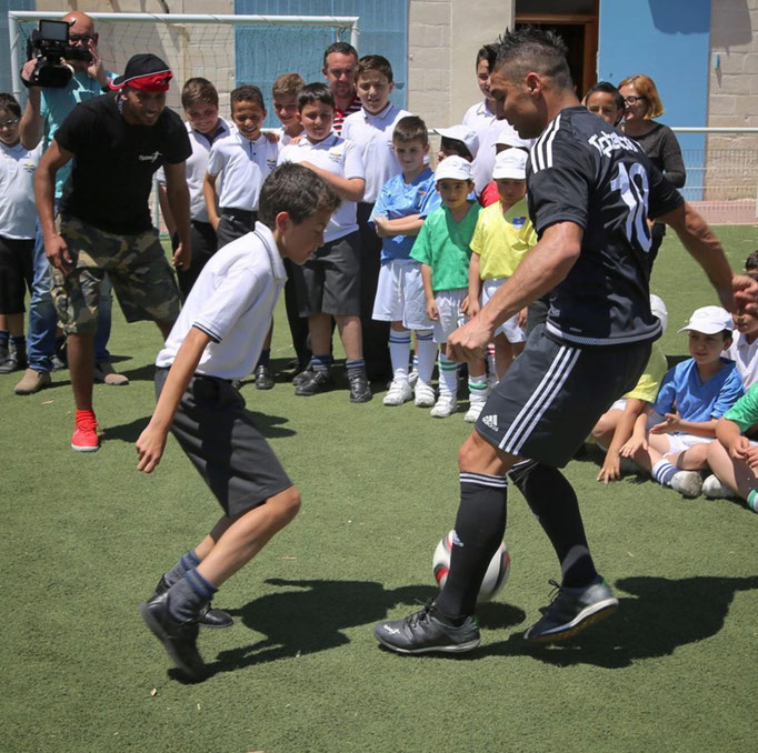 Fußball-Kinder-Party: Saki sorgt für Stimmung und sportliche Herausforderungen.