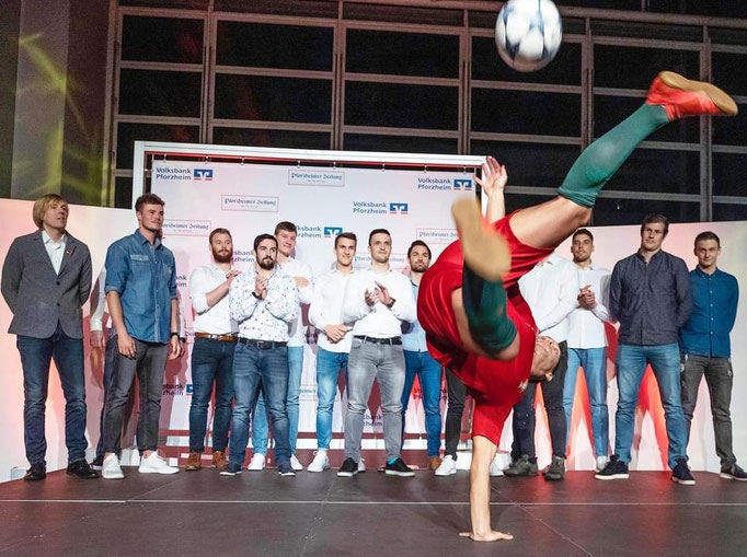 Fußball-Bühnenshow für Erwachsene und Kinder beim Geburtstags-Event mit Saki.