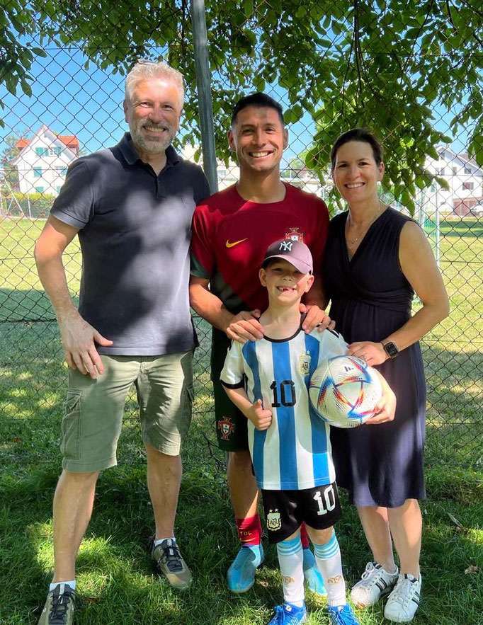 Erinnerungsfoto zum Fußball-Geburtstag: Glückliche Familie mit dem Fußball-Entertainer.