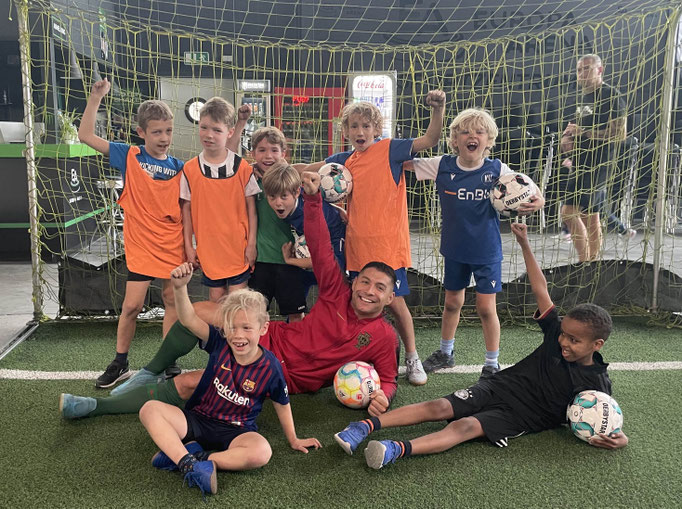Finales Fußballspiel zum Geburtstag mit jubelnden Kindern und vollem Einsatz.
