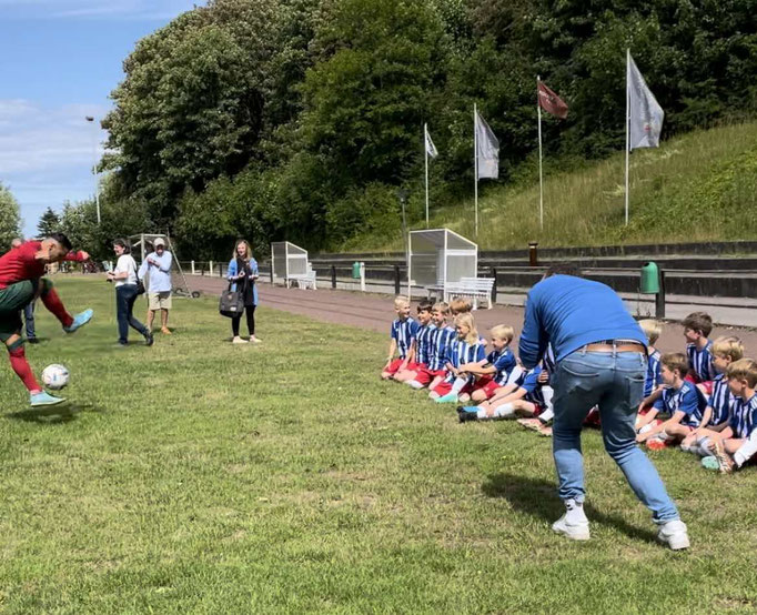 Fußball-Kindergeburtstag Spiele: Saki moderiert spannende Wettbewerbe und Challenges.