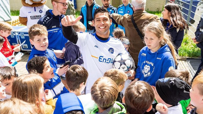 Fußball-Kindergeburtstag Karlsruhe: Kooperation mit EnBW und Saki für junge Fans.
