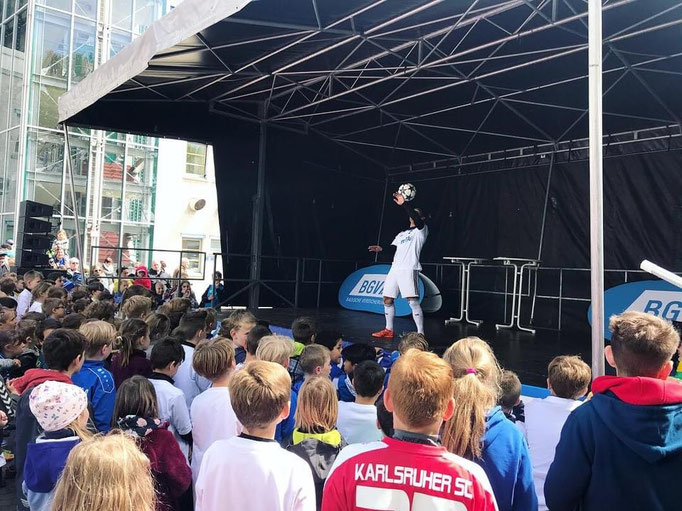 Fußball-Kindergeburtstag Programm: Saki liefert die perfekte Show für kleine Kicker.