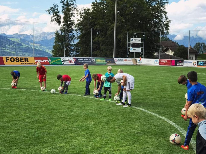 Fußball-Kindergeburtstag: Individuelle Shows und Workshops für Nachwuchstalente.