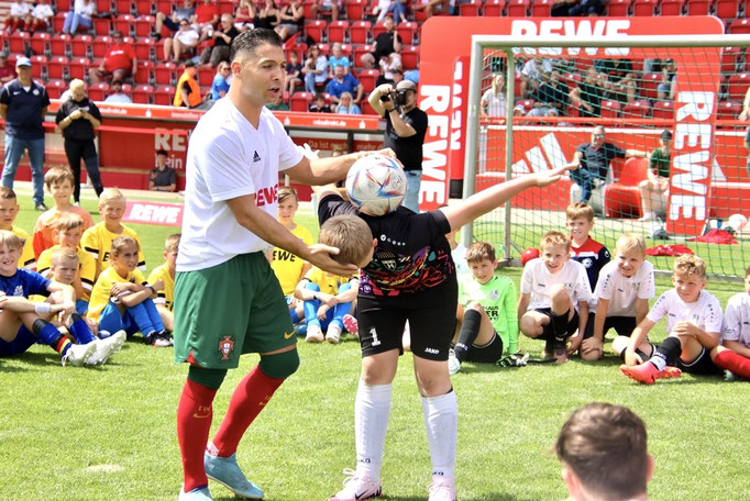 Interaktive Fußball-Performance für Kinder: Saki bindet die Zuschauer aktiv in seine Show ein.