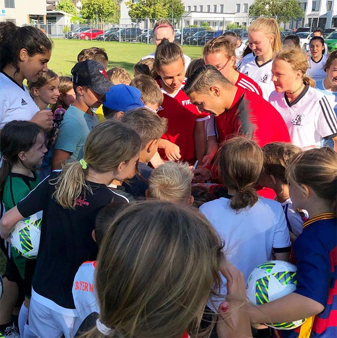 Fußball-Ballartist Saki gibt Autogramme für Kinder beim sportlichen Geburtstagsevent.