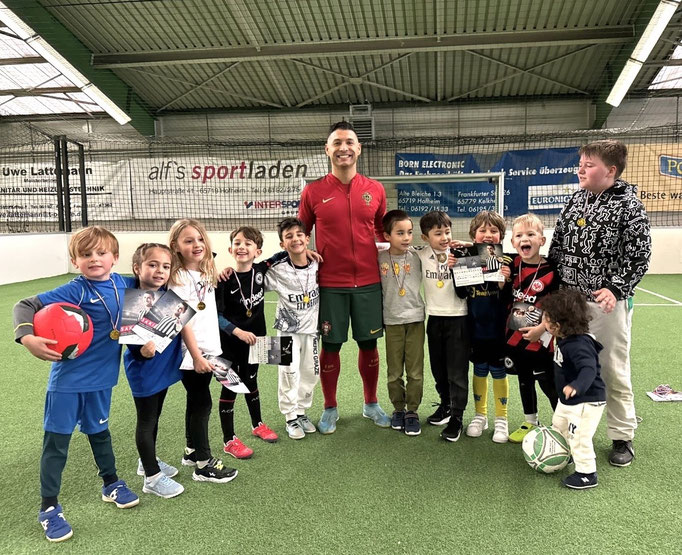 Sportlicher Kindergeburtstag: Saki sorgt für Begeisterung und tolle Momente am Ball.