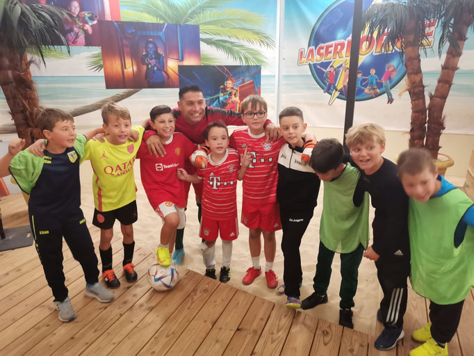 anniversaire enfant terrain de foot en salle