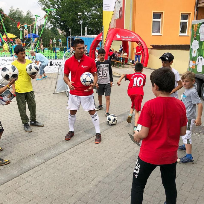 Fußball-Geburtstag Idee: Saki bietet innovatives Entertainment und Spielkonzepte.
