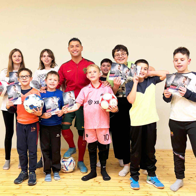 Fußball-Kindergeburtstag Österreich: Saki bringt professionelle Shows und Workshops zu Fans in ganz Österreich.