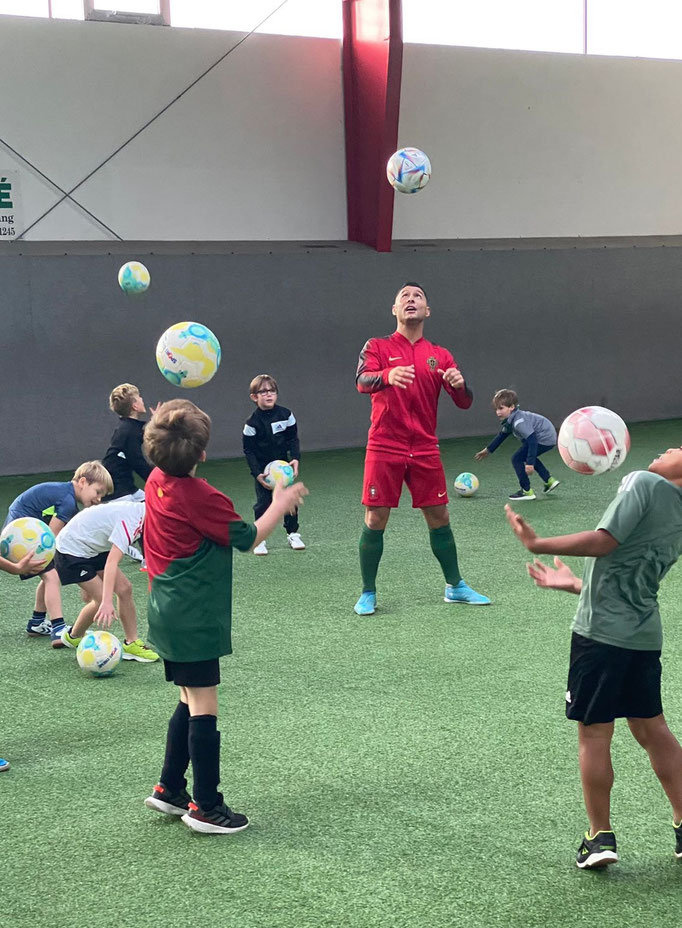 Individuelles Fußball-Trainingsprogramm und Spiele beim Kindergeburtstag.