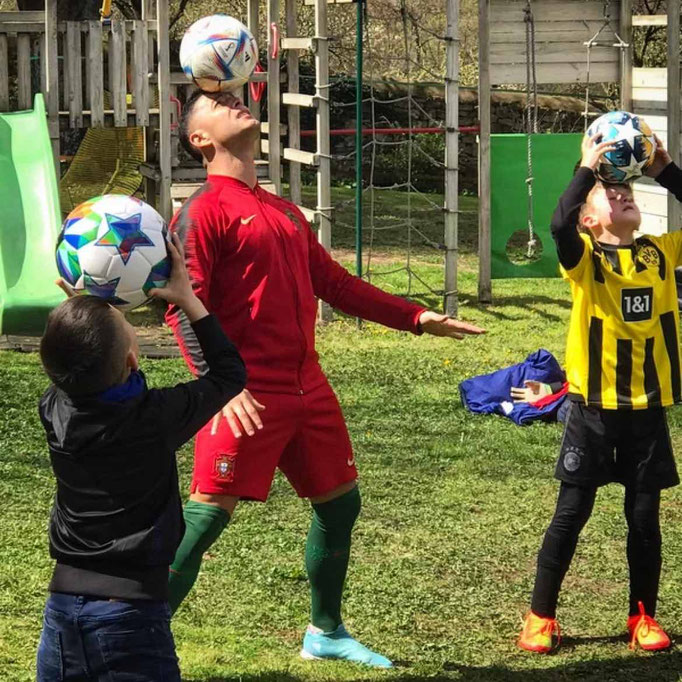 Fußball-Workshop im Verein: Saki trainiert Kinder beim Kindergeburtstag draußen.