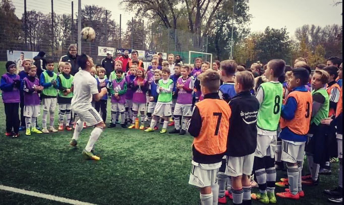 Fußball-Kindergeburtstag: Spannende Spiele und sportliche Herausforderungen für Kids.