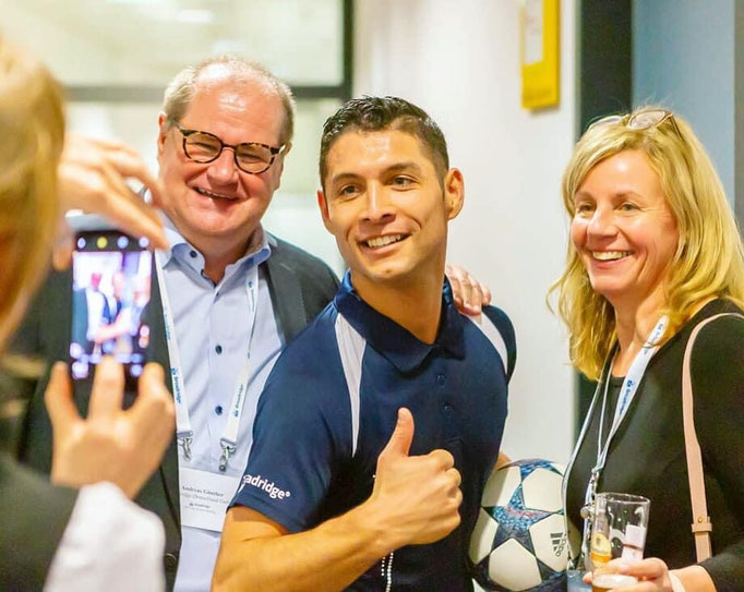 Erwachsene und Kinder beim gemeinsamen Foto während des Fußball-Events.