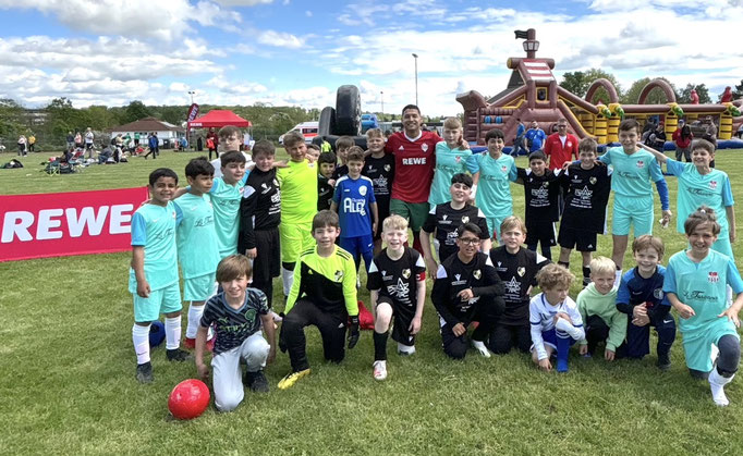 Fußball-Event für Kinder: Eine jubelnde Gruppe feiert den Team-Sieg beim Geburtstags-Workshop.