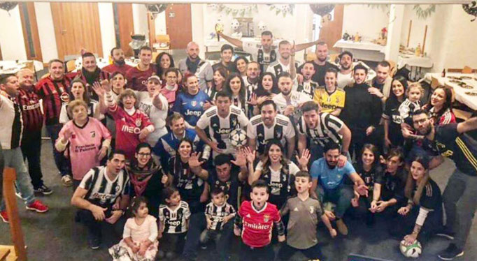 Große Geburtstagsgesellschaft feiert Fußball-Mottoparty mit vielen Teilnehmern.