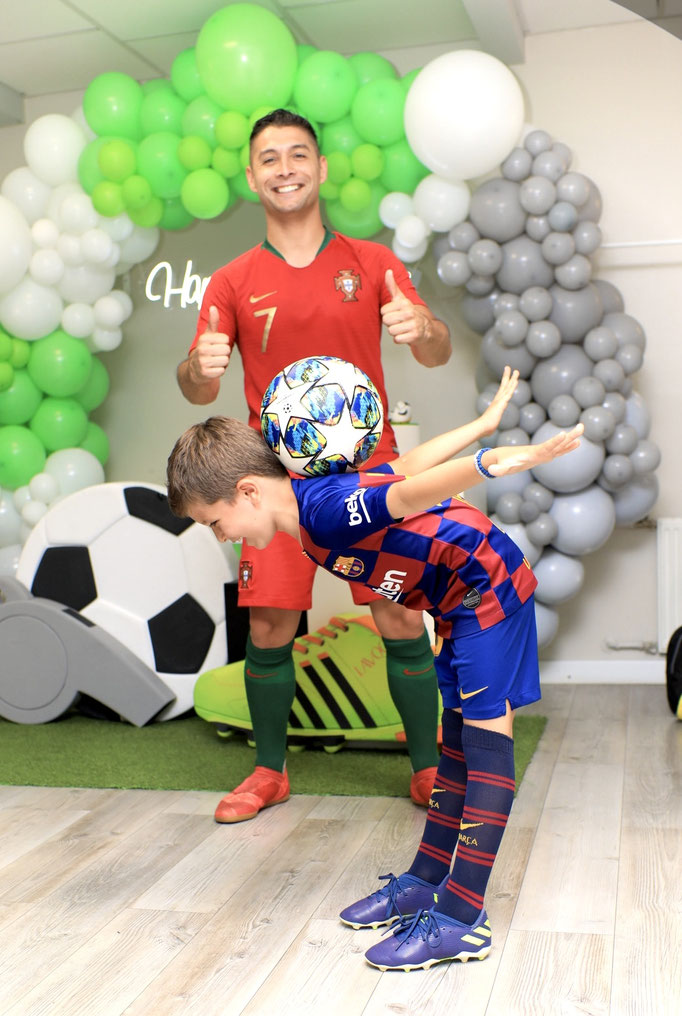 Fußballtricks und Übungen im Garten passend zur individuellen Geburtstags-Dekoration.