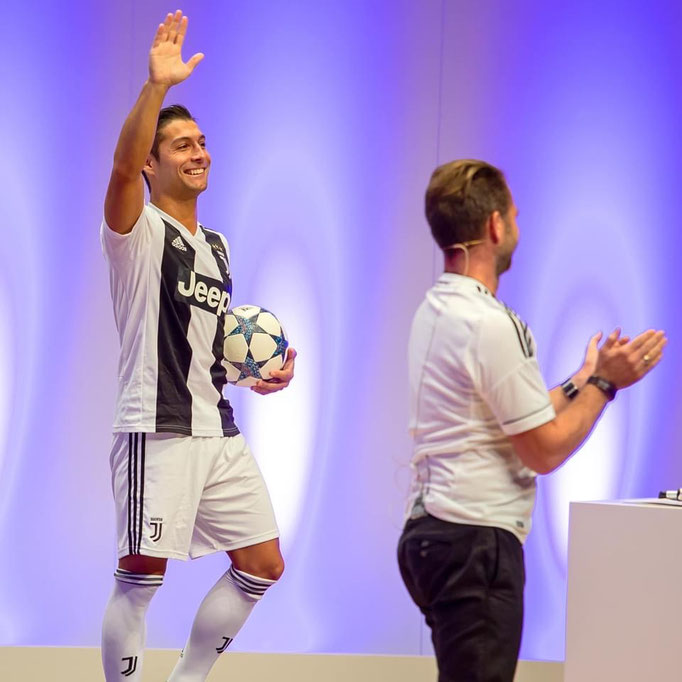Fußball-Künstler Saki erhält Applaus für seine Show beim Kindergeburtstag auf der Bühne.
