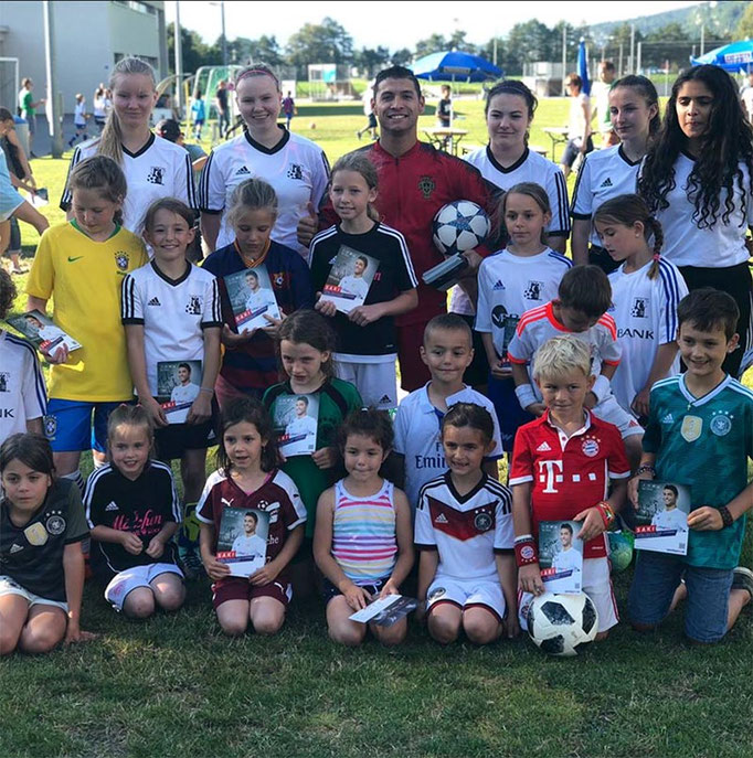 Mannschaftsfoto glücklicher Kinder beim Fußball-Motto-Geburtstag auf dem Spielfeld.