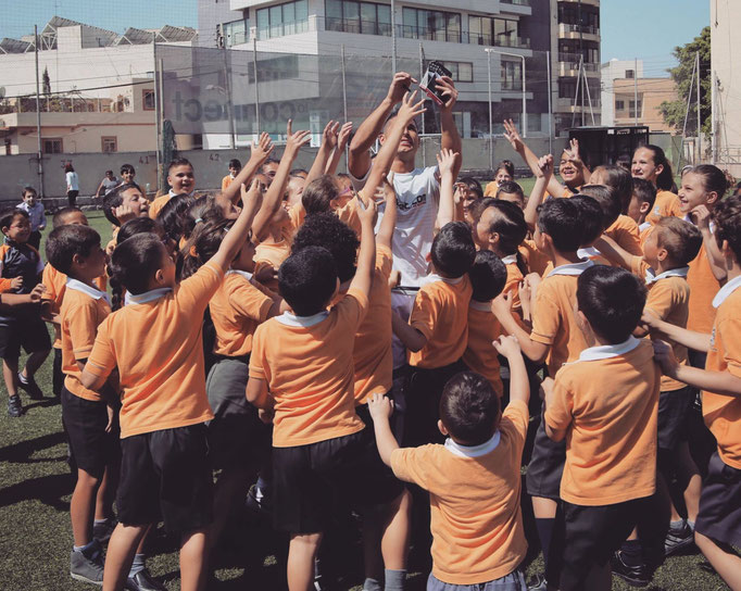 Kinder spielen Fußball beim Geburtstagsevent – spielerisches Training von Ballkontrolle.