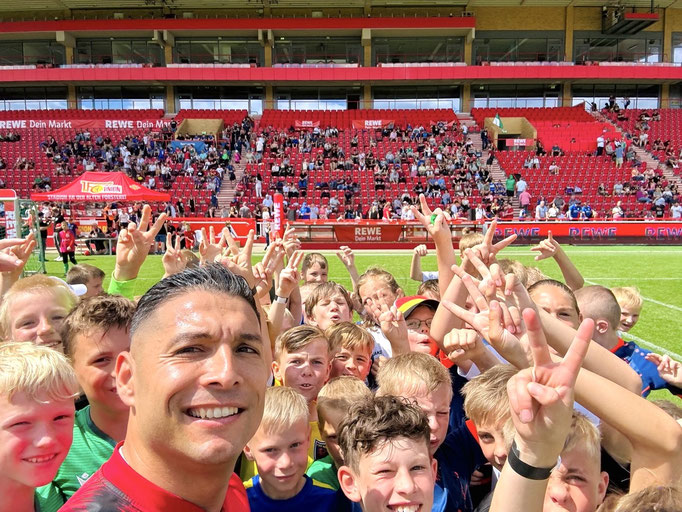 Kindergeburtstag Fußball: Saki motiviert kleine Kicker zu neuen sportlichen Bestleistungen.