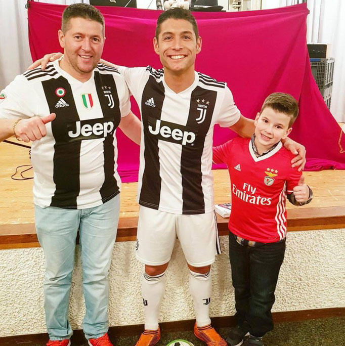 Ein junger Spieler mit seinem Vater beim Fußball-Kindergeburtstag mit Saki.