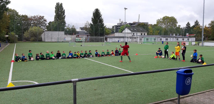 Fußballshow beim Verein auf dem Sportplatz passend zum Kindergeburtstag.
