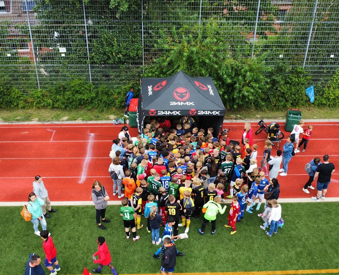 Fußball-Kindergeburtstag Idee Hamburg: Saki bringt professionelle Action direkt in euren Verein.