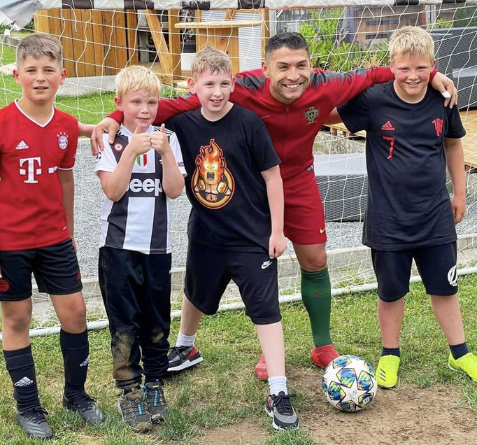 Abschlussspiel beim Fußball-Kindergeburtstag in Düsseldorf mit glücklichen Kindern.