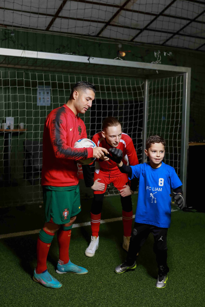 Fußball-Kindergeburtstag Torwart: Kind mit Torwarthandschuhen bereit für den Schuss beim Spiel mit Saki.