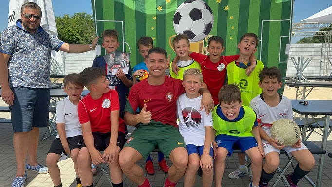 Fußball-Event im Sportpark: Kinder feiern ihren Geburtstag mit dem Fußball-Künstler.