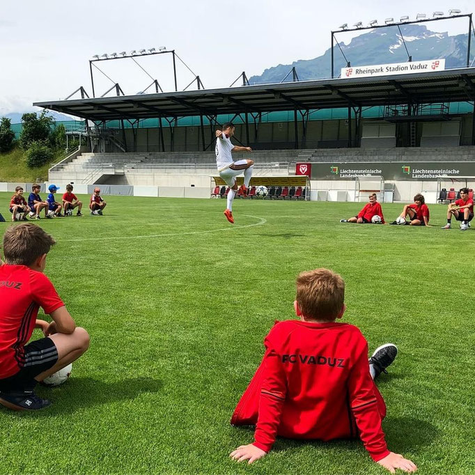 Kindergeburtstag im Stadion: Zuschauer staunen über die Fußballshow auf dem Rasen.